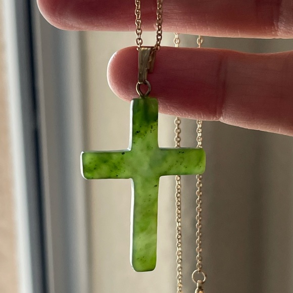 High quality hand carved nephrite jade cross gold tone pendant & chain - Picture 5 of 12
